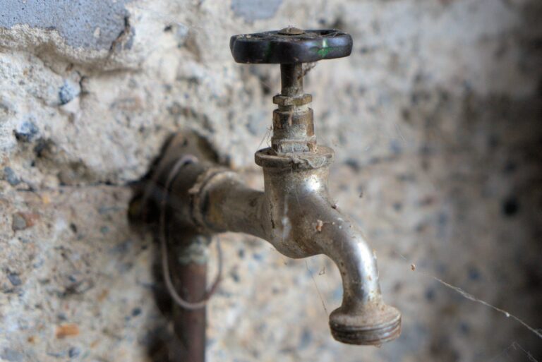 Couper l’eau en urgence : où se trouve le robinet d’arrêt et comment l’utiliser