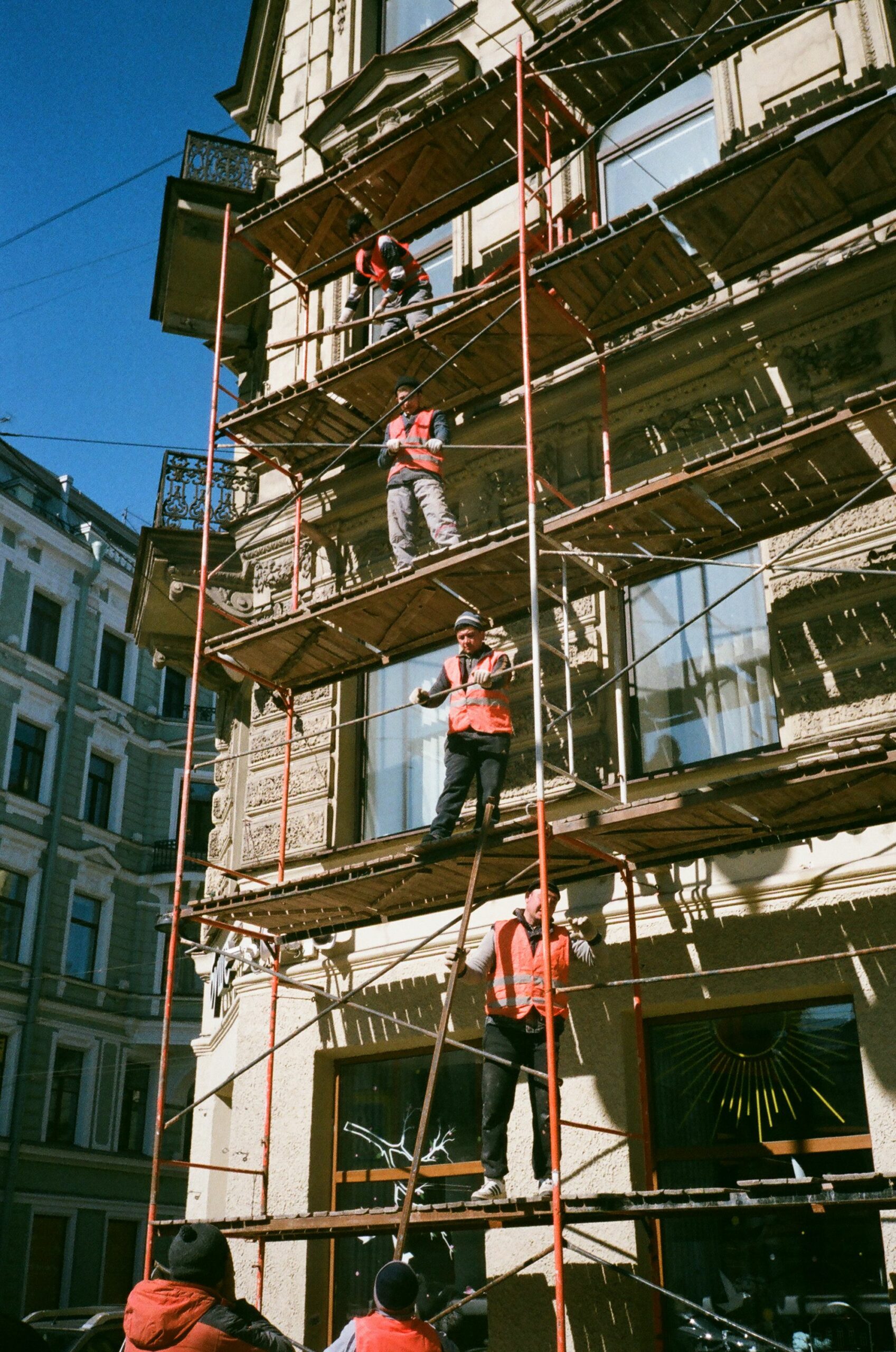 Ravalement de façade d'un immeuble sur échafaudage