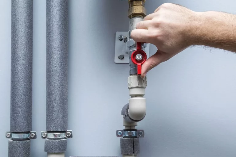 Couper l’eau en urgence : où se trouve le robinet d’arrêt et comment l’utiliser