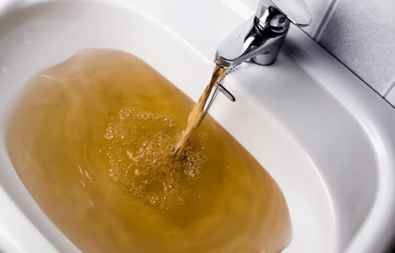 Eau du robinet marron ou rouillée : causes, dangers et solutions