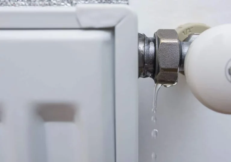 Radiateur qui fuit : d’où vient la fuite et comment réagir